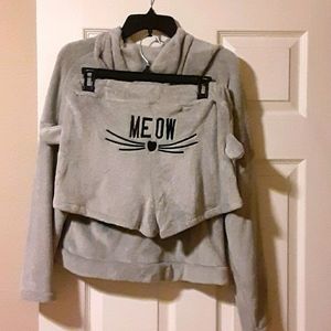 A cat-themed lounge/sleep set